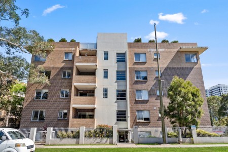 Neat 2 Bedroom Unit In Popular Complex