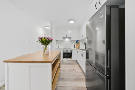 Modern Unit In Great Location