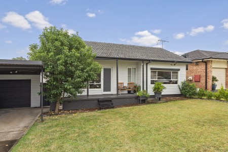 Spacious 3 Bedroom Home With Rear Workshop Area