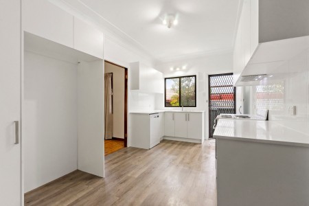 Large 5 Bedroom Family Home Plus Retreat to Rear