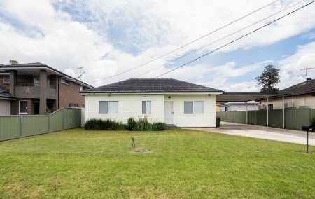Cottage style home in a brilliant location!
