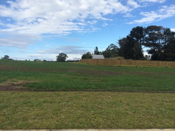 16 Emmaline Avenue, The Oaks - Thumbnail 2