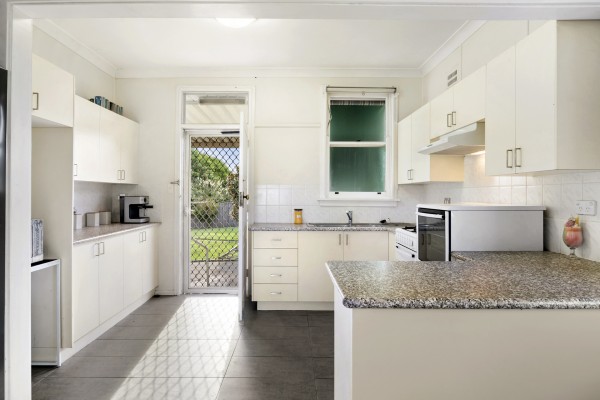 8 Adams Crescent, St Marys - Thumbnail 8