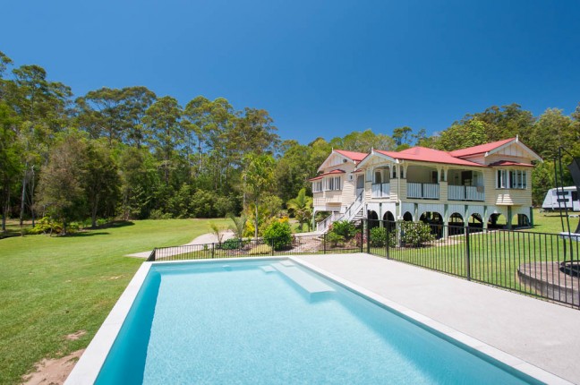 1940's QUEENSLANDER ON 10 PARK LIKE ACRES