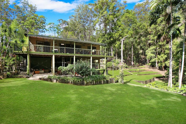 IMMACULATE TIMBER HOME / SURROUNDED BY NATURE