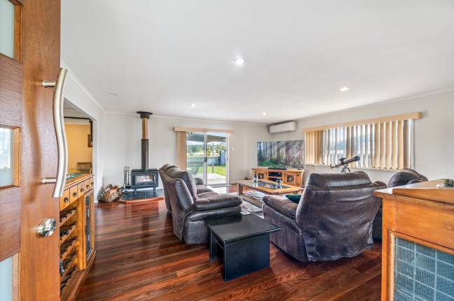Expansive Family Home On 1/4 Acre!
