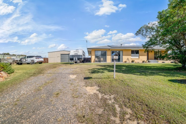 Expansive Family Home On 1/4 Acre!