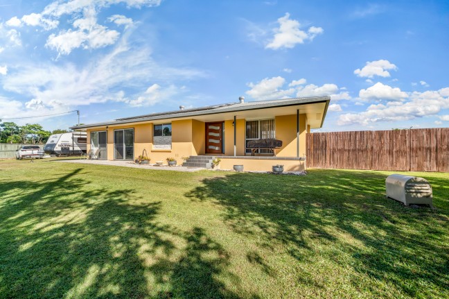 Expansive Family Home On 1/4 Acre!