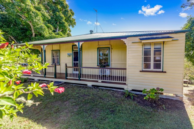 CIRCA 1891 QUEENSLANDER POSITIONED ON 1 ACRE OF LAND