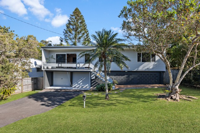 Nambour Heights Delight: Gardens, Presentation, Charm!