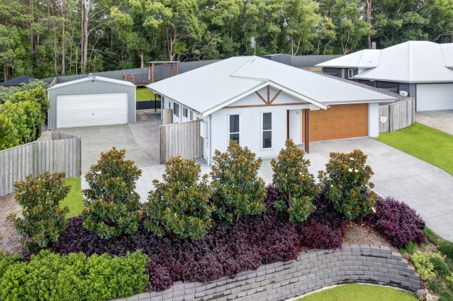 BEAUTIFUL ELEVATED YANDINA HOME