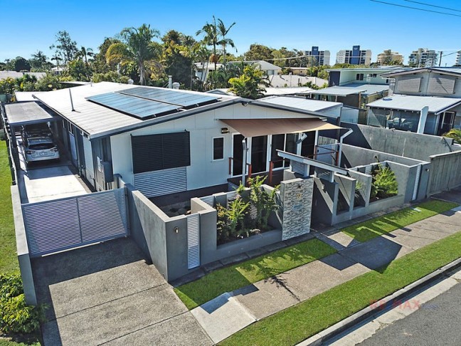 SIMPLY STUNNING! SIDE ACCESS, SPACE & QUALITY -  SO CLOSE TO THE BEACH!