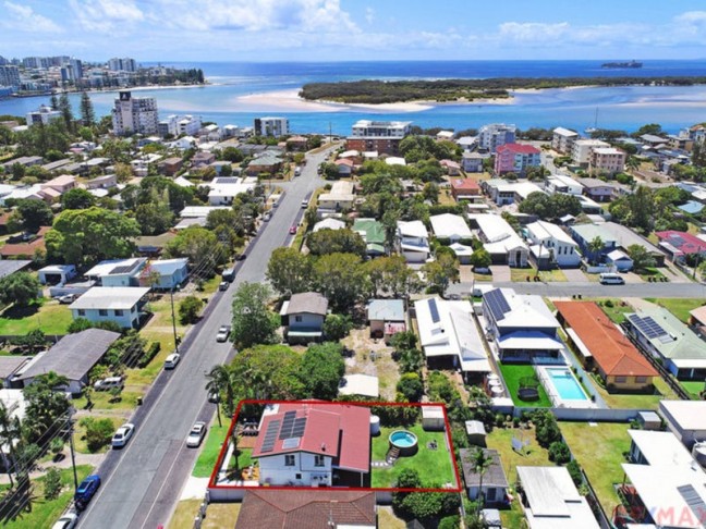 FAMILY HOME NEAR THE WATER AND SHOPS!