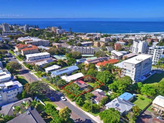 ORIGINAL BEACH HOUSE ONLY 500 METRES TO KINGS BEACH