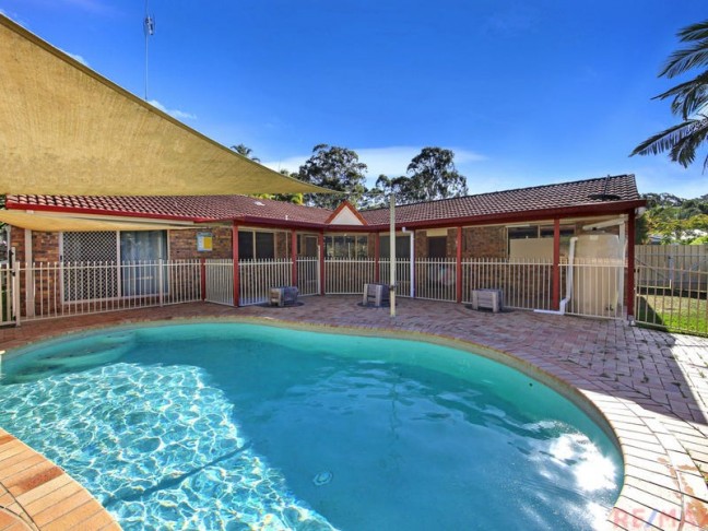 Family Home with Pool & Side-Access! 760m2 Block!