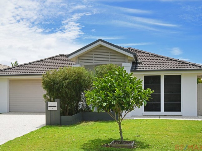 LIGHT AND BRIGHT FAMILY HOME!