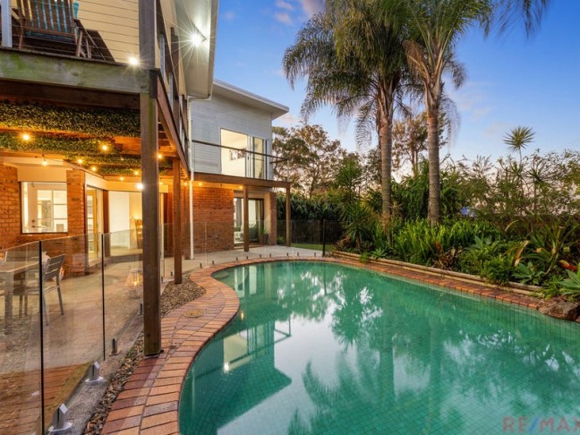 COASTAL HOME WITH OCEAN VIEWS & SEA BREEZES!