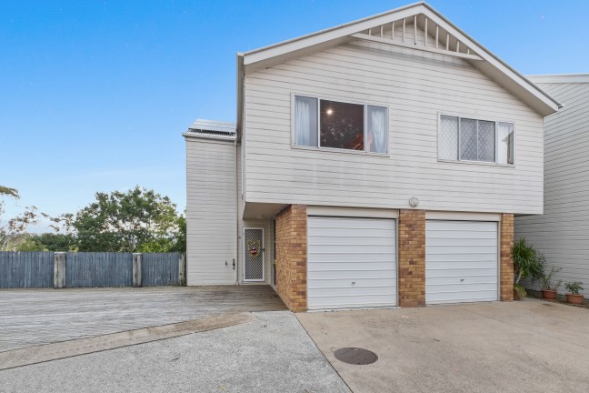 Dual Deck Townhouse with Peaceful Bushland Outlook
