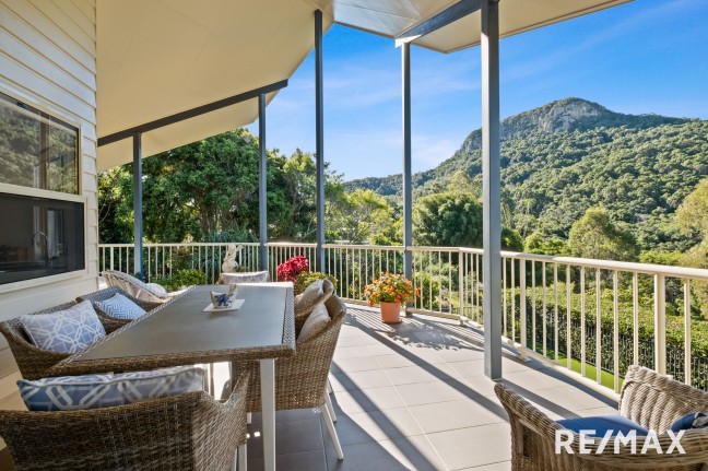 Outstanding Views & Dual Living!