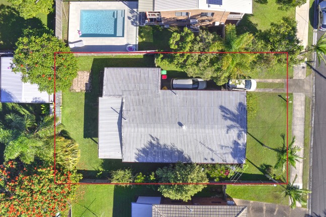 LOWSET BEACH HOUSE ON THE HILL