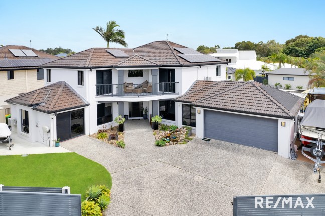 MASSIVE FAMILY HOME WITH A POOL AND PARKING FOR ALL THE TOYS