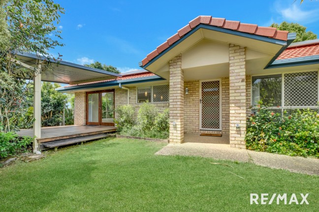 Three bedroom home with air conditioning and double garage set high in quiet cul-de-sac location.