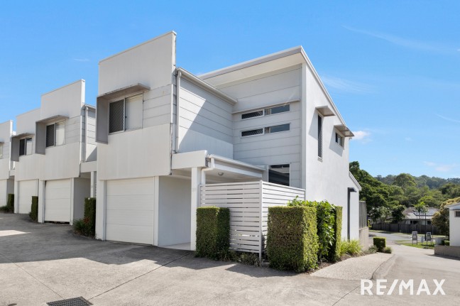 Spacious Courtyards and Open-Plan Design!