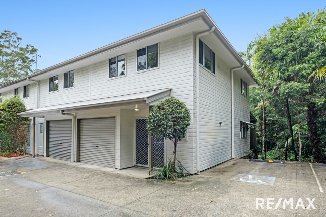 Stylish End Townhouse with Private Outlook