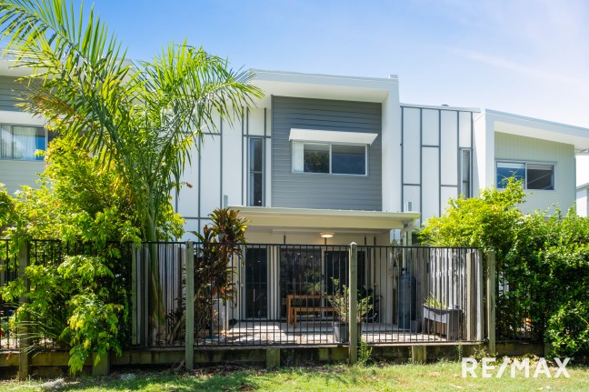 Modern Coastal Townhome in Prime Sunshine Coast Location.