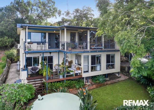 Mapleton Character Home With Dual-Living & Views