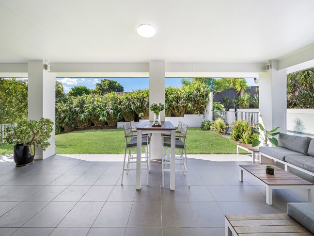 Expansive Entertainer! Pool, 3 Living Areas, 901m2 Block!