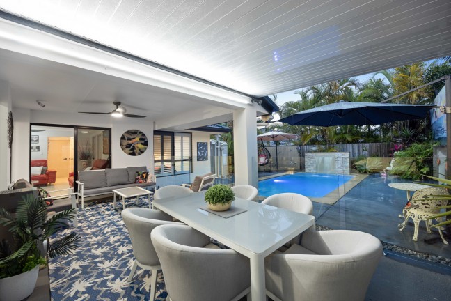 Stunning Home, Side-Access & Pool!