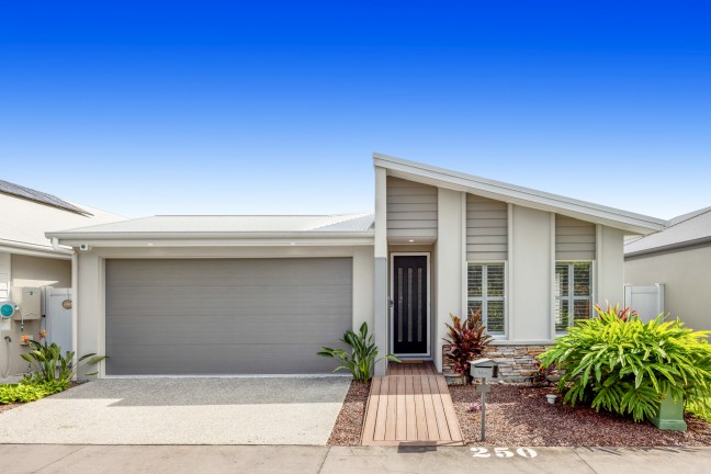 Over 50's Luxury Lifestyle Resort - Palm Lake Caloundra Cay!