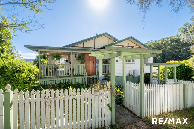 Character, Charm & Cottage Heart - Just a Stroll from Town