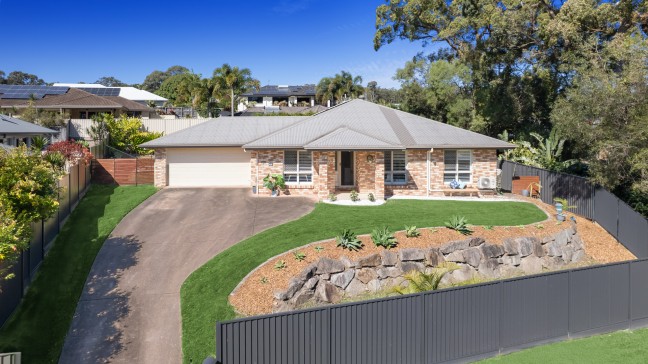 Family Entertainer on 832m2 Block!