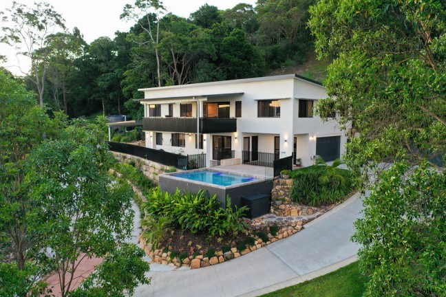 Luxury Dual-Living Property with Spectacular Views!