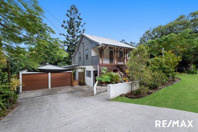Charming Queenslander with Lush Botanical Gardens