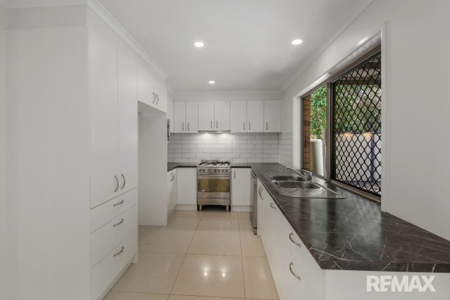 Private Cosy 2 Bedroom Unit with lock up garage and short walk to Mooloolah River