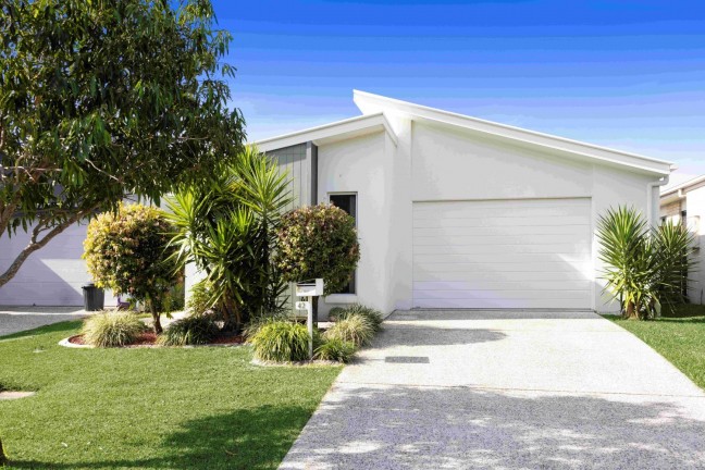 Four bedroom home with air conditioning walking distance to Meridan State School.