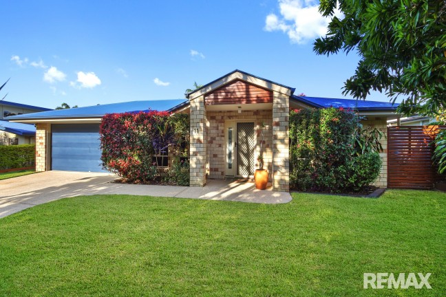 Family Friendly 4 bedroom home with ducted airconditioning & pool in Flame Tree