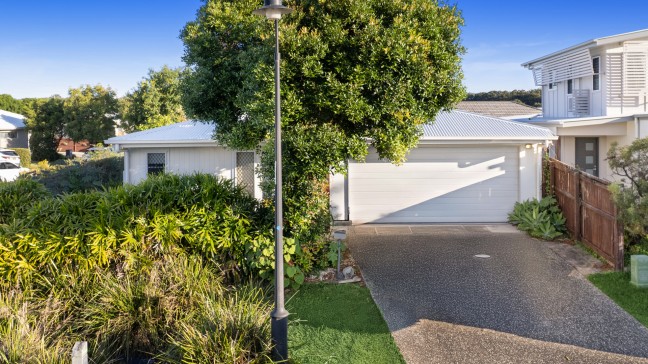 Spacious Family home with Air Conditioning and Walking Distance to Schools & Shops