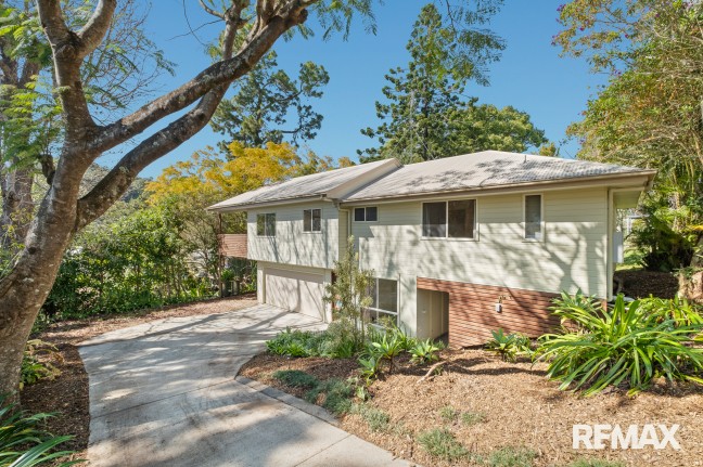 Light-Filled Modern Living: Ultra-Private, Ultra-Convenient!