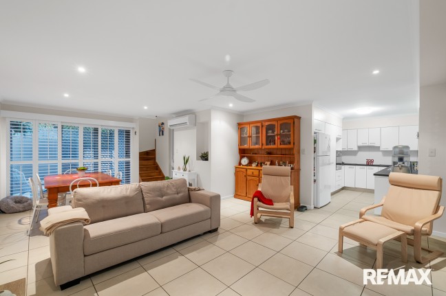 Outstanding Over-Sized Townhouse In Quiet Location