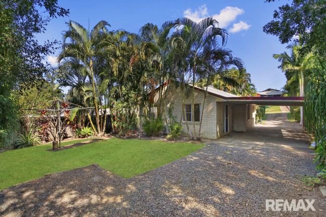 Cosy 3 Bedroom property with air conditioning, spacious yard and garden shed
