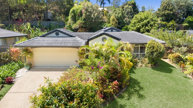 BEAUTIFUL FAMILY HOME ON 715M² BLOCK WITH SIDE ACCESS