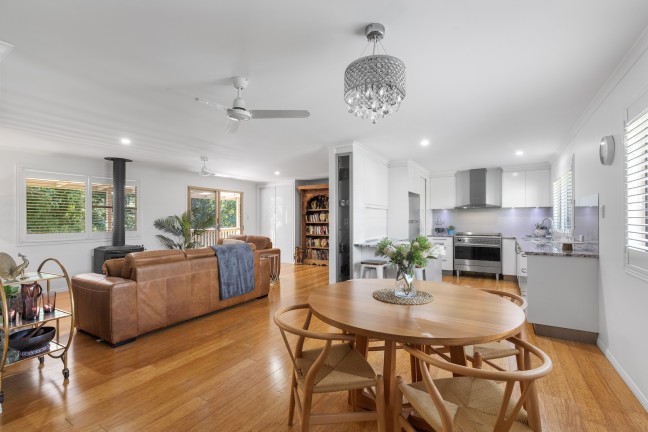 Idyllic Lifestyle Acreage in Quiet Pomona