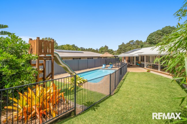 FABULOUS FAMILY ENTERTAINER ON HUGE 830m2 CORNER BLOCK
