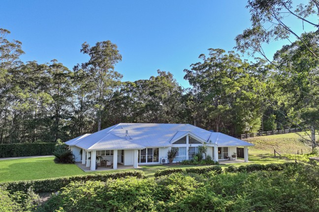 Peaceful, Private, 2.5 acre Hinterland Hideaway for Spacious and Versatile Family Living