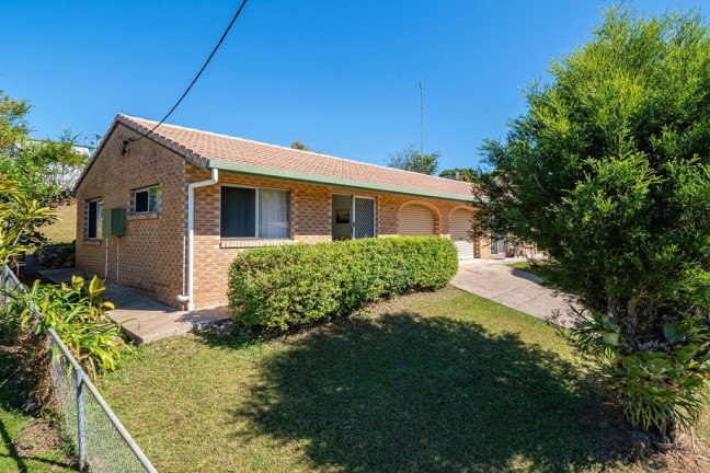 Comfortable 2 bedroom unit situated ona  No through Road street.