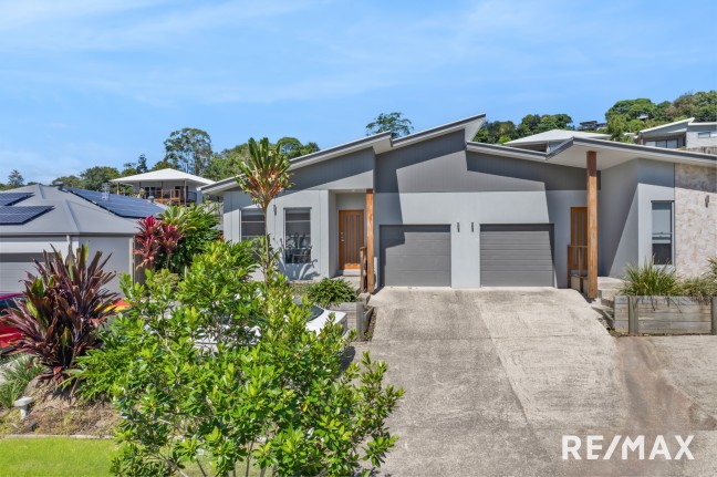 Stylish 3 bedroom duplex with 2 bathrooms and air conditioning in tranquil Tulipwood Estate.